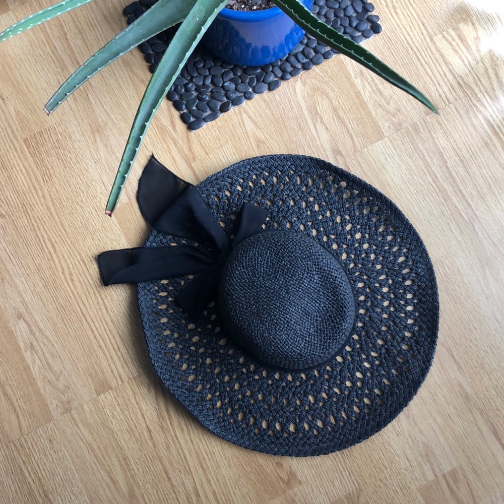Black straw floppy hat!